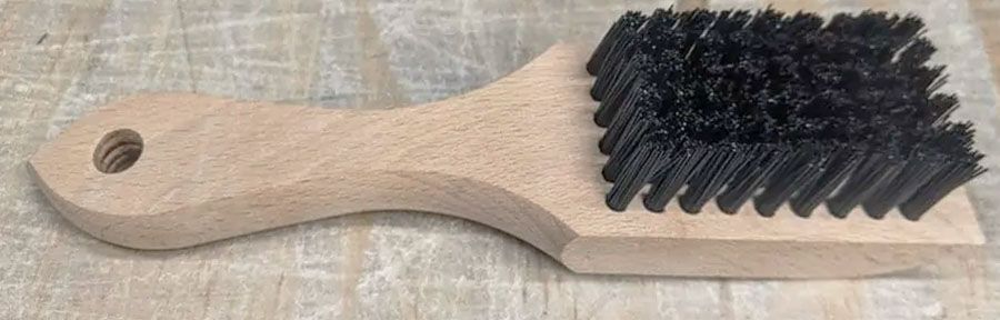 Tool 2 Cleaning brush to clean your barbell